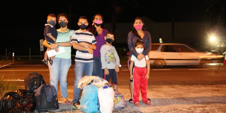 Las madres venezolanas con sus hijos después de que fueron liberadas del centro de detención de migrantes en el Helipuerto de la Guardia Costera de T&T en Chaguaramas. Vía Guardian