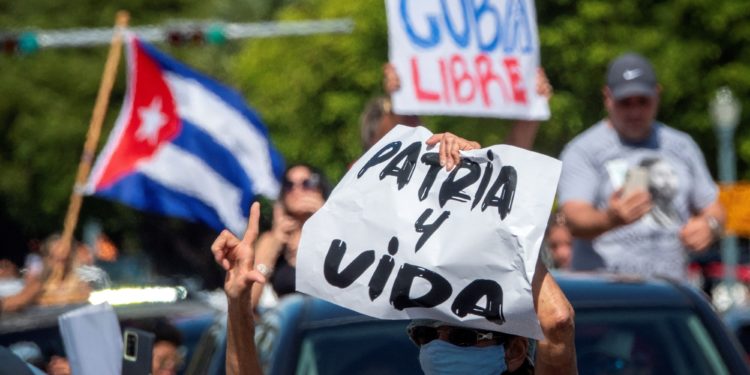 Cubanoamericanos asisten a una manifestación para apoyar las protestas populares en Cuba, frente al restaurante cubano Versailles en Miami, Florida, Estados Unidos, 11 de julio de 2021. EFE/EPA/CRISTOBAL HERRERA-ULASHKEVICH