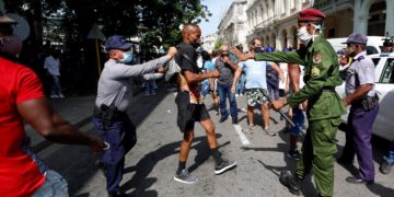 Policías arrestan a un hombre cuando personas se manifiestan el 11 de julio en una calle en La Habana (Cuba). EFE/Ernesto Mastrascusa