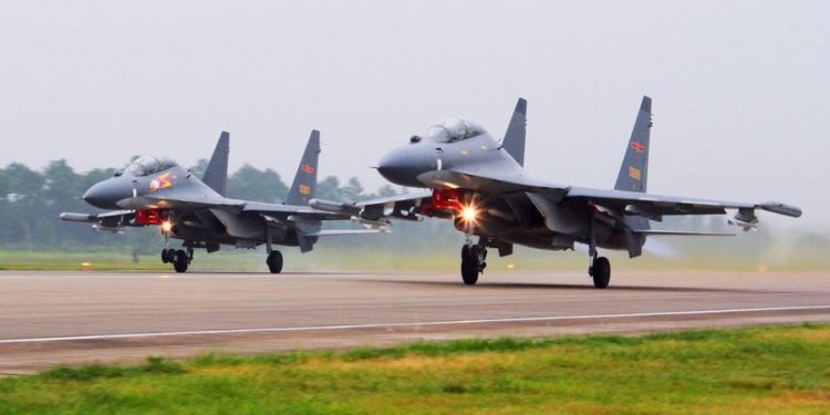 Cazas SU-30 chinos despegan para patrullar el Mar del Sur de China / Foto Xinhua vía AP