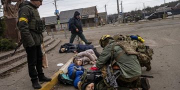 Las tropas rusas asesinaron a una familia en Irpin. La fotoperiodista Lynsey Addario de The New York Times tomó la imagen