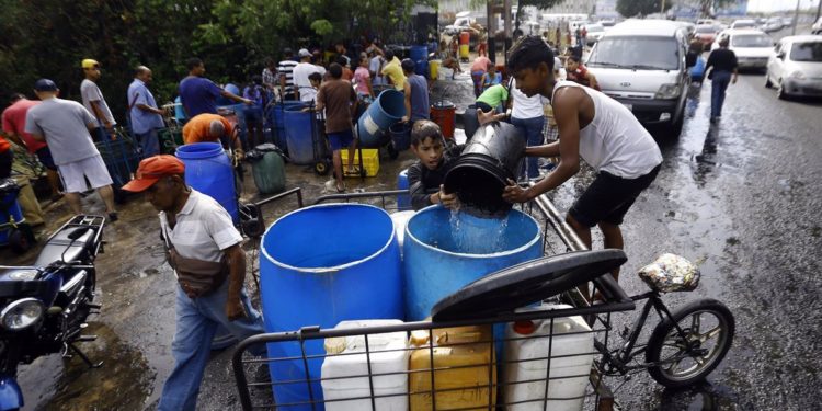 02/04/2019 Personas rellenan bidones de agua durante el apagón
POLITICA INTERNACIONAL
Juan Carlos Hernandez/ZUMA Wire/ DPA