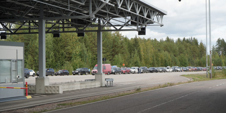 Cars queue to enter Finland from Russia at Finland's most southern crossing point Vaalimaa, around three hour drive from Saint Petersburg, in Vaalimaa, Finland September 22, 2022. REUTERS/Essi Lehto