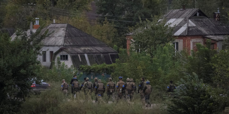 Ukrainian servicemen walk, as Russia's attack on Ukraine continues, in the town of Izium, recently liberated by Ukrainian Armed Forces, in Kharkiv region, Ukraine September 14, 2022. REUTERS/Gleb Garanich