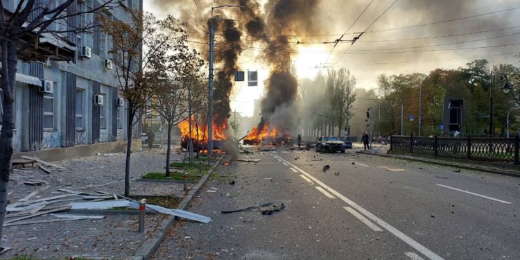 Imagen referencial de los ataques de este lunes en Kiev
