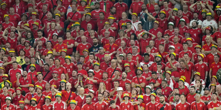 Hinchas apoyan a la selección de Gales durante un partido ante Estados Unidos en el Mundial, el lunes 21 de noviembre de 2022, en Doha (AP Foto/Francisco Seco)