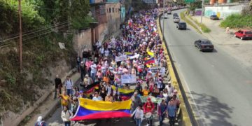 Empleados públicos marchan por la Carretera Panamericana por salarios justos. Vía Daniel Murolo
