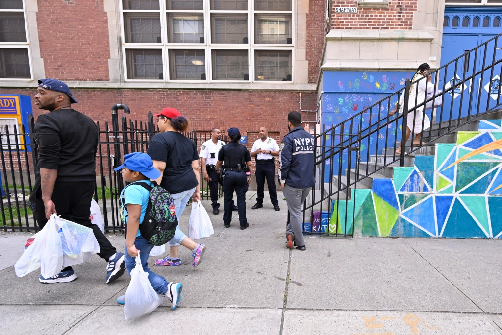 Nueva York comienza a usar los gimnasios de las escuelas para albergar de forma temporal algunos migrantes - Monitoreamos