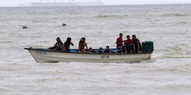Foto de archivo. Migrantes venezolanos recientemente deportados llegan a la costa en la playa Los Iros, en Erin, Trinidad y Tobago, 24 de noviembre de 2020. Lincoln Holder/Courtesy Newsday/via REUTERS. Imagen provista por terceros.