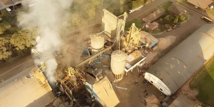 Palotina (PR) - Explosão em silo de secagem de grãos em Palotina, no Paraná, deixa mortos e feridos. Foto: Grupo BR277/CATVE/Instagram