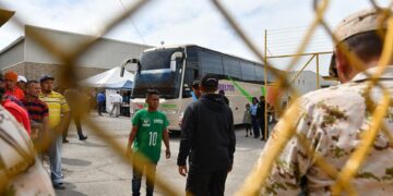 Fotografía de archivo de migrantes que esperan para subir a los autobuses que los trasladarán a las ciudades de Hermosillo. EFE/ Miguel Sierra
