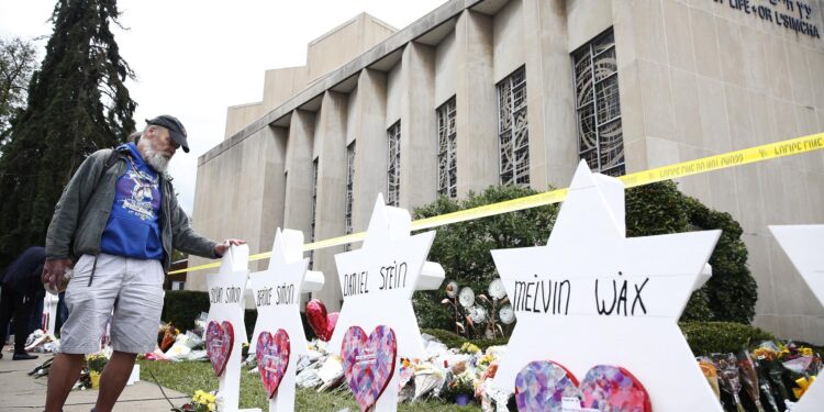 Vista de flores, velas y cartas depositadas frente a los monumentos de la Estrella de David con los nombres de las 11 personas que murieron en la sinagoga de la Congregación del Árbol de la Vida en Pittsburgh, Pennsylvania (EE. UU.). Imagen de archivo. EFE/Jared Wickerham