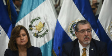 Fotografía de archivo del presidente electo de Guatemala, Bernardo Arévalo y la vicepresidenta Karin Herrera. EFE/ Edwin Bercián