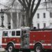 ARCHIVO - Un camión de bomberos se encuentra estacionado afuera de la Casa Blanca, en Washington, el 19 de noviembre de 2007. (AP Foto/Ron Edmonds, archivo)