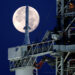 Una luna llena conocida como "Luna de Fresa" se muestra con el cohete lunar de última generación de la NASA, el Sistema de Lanzamiento Espacial (SLS) Artemis 1, en el Centro Espacial Kennedy en Cabo Cañaveral, Florida, EE. UU. 15 de junio de 2022. Foto REUTERS/Joe Patrón